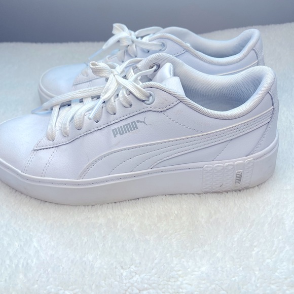 Women’s white puma sneakers. Size 7. - Picture 1 of 3
